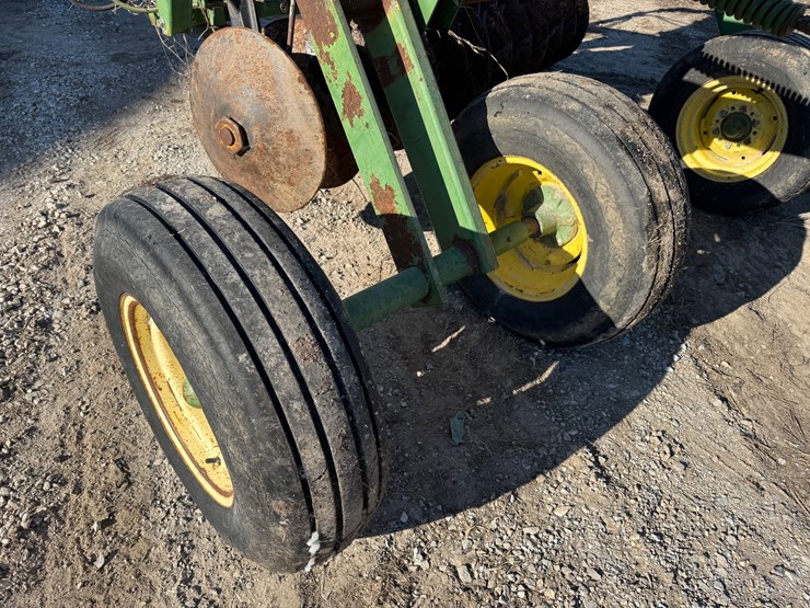 john-deere-220-image-13