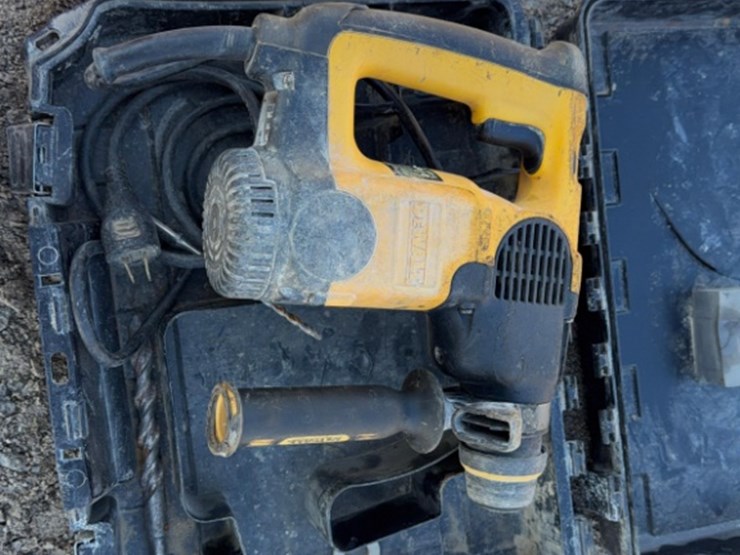 dewalt-sds-electric-hammer-drill-image-3