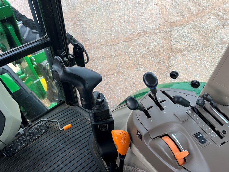 2015-john-deere-5100e-image-18