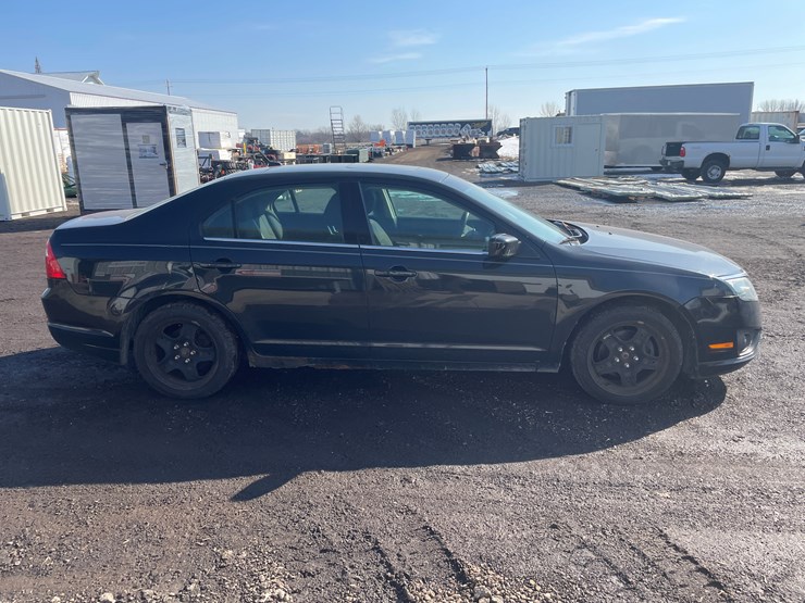 #2028-•-2010-ford-fusion-se-sedan-(with-wi-title)-image-3