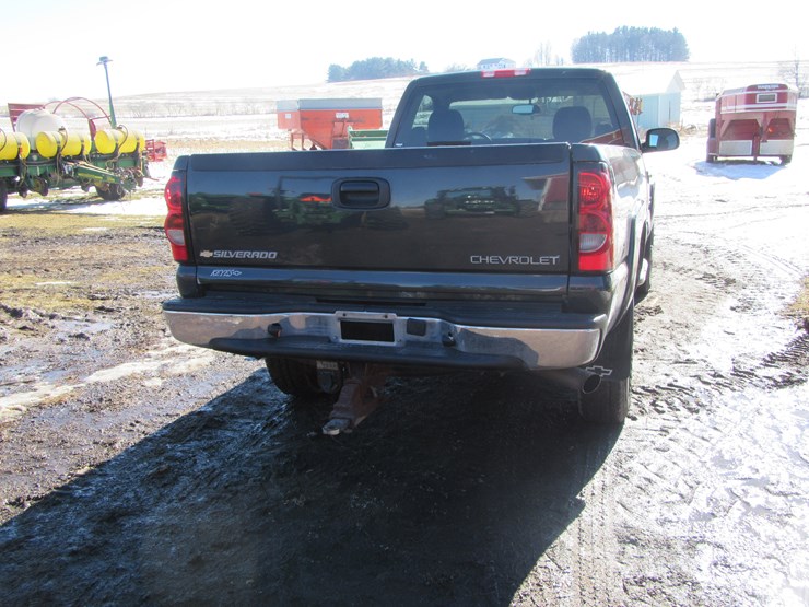 2004-chevrolet-2500-image-2