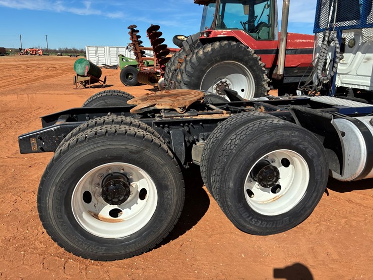 #t8415-•-freightliner-truck-image-3