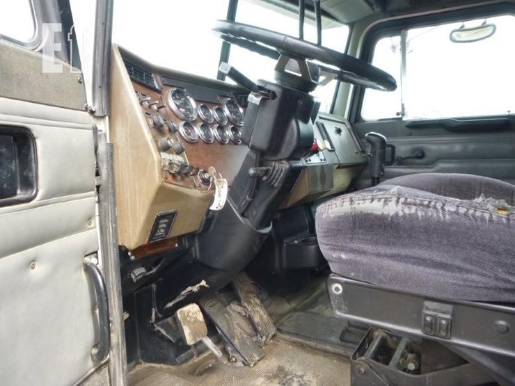 2000-peterbilt-330-image-15