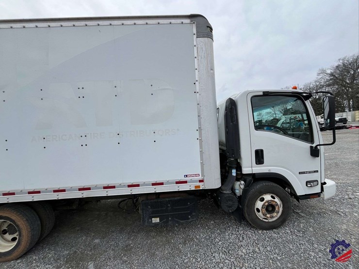 2019-isuzu-npr-image-32