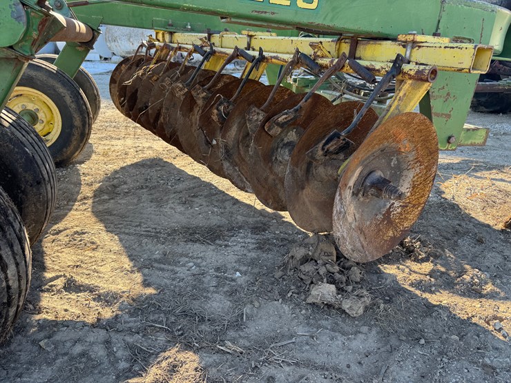 john-deere-220-image-16