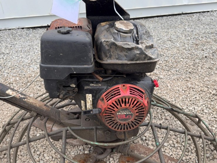 whiteman-4'-power-trowel-with-13hp-honda-motor-image-4
