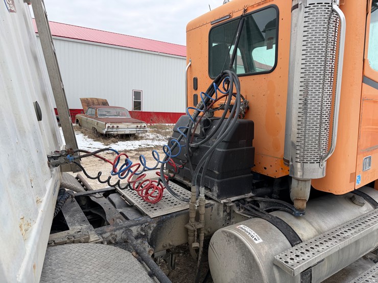 #1031-•-frieghtliner-conventional-image-4