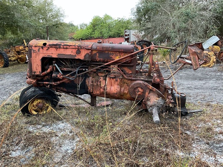 minneapolis-moline-zau-parts-tractor-image-4