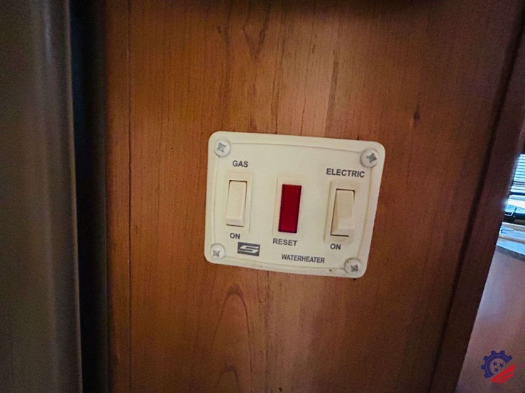 2011-keystone-hornet-platinum-31rbds-t/a-camper-trailer-image-90