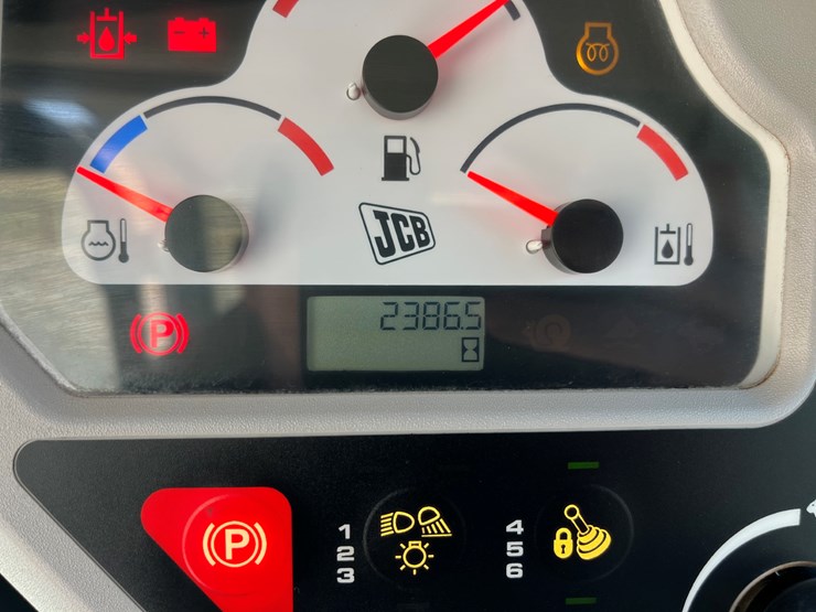 2020-jcb-3ts-8w-image-21