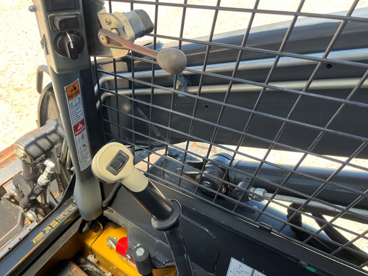 2014-new-holland-l225-image-12