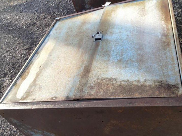 #143-•-metal-cabinet-w/-shelves-&-doors-image-1