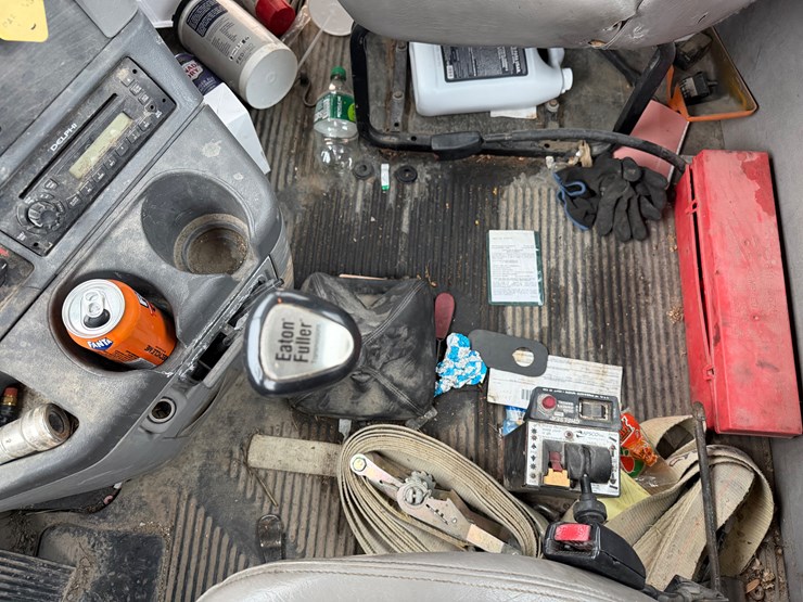 #1031-•-frieghtliner-conventional-image-12