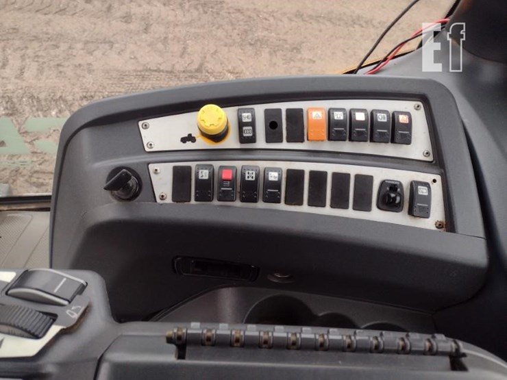 jcb-fastrac-8250-image-10