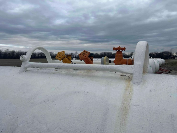 1000-gal.-nh3-tank-on-gear-#101-sells-offsite-image-5