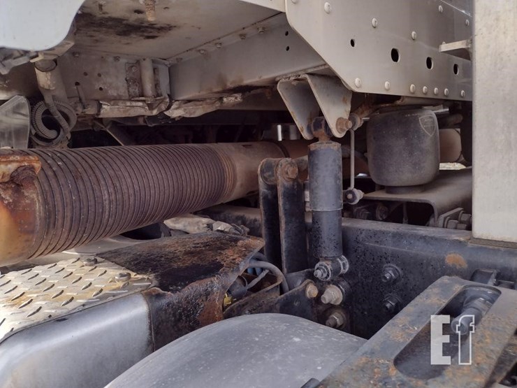 2017-freightliner-122sd-image-32