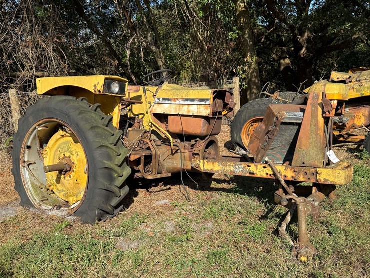 minneapolis-moline-u302-parts-tractor-image-3