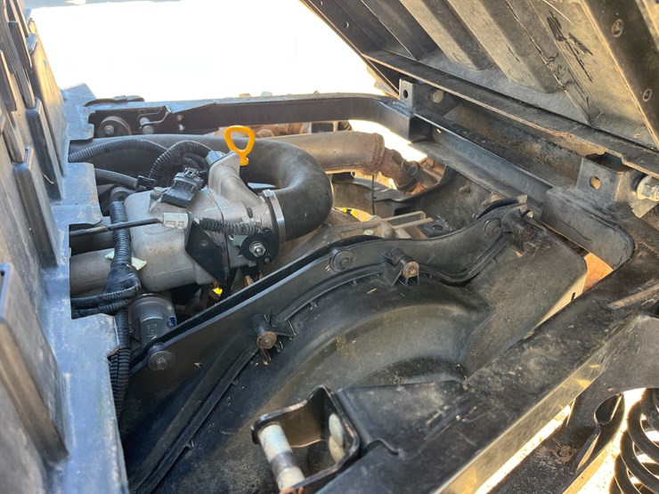 2021-john-deere-gator-image-16