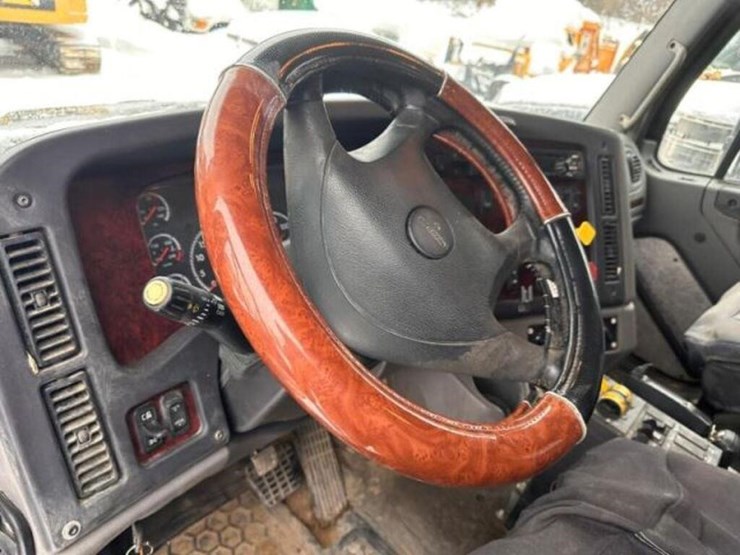 2018-freightliner-114sd-image-37