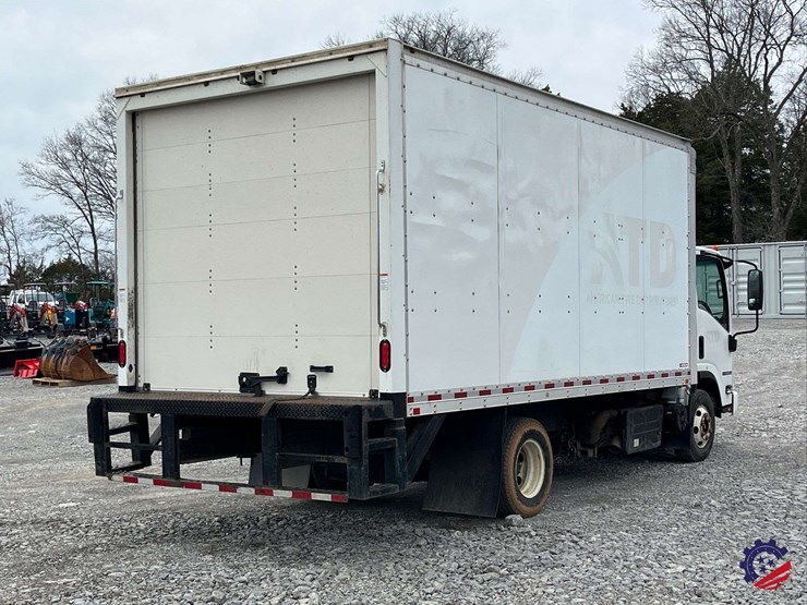 2019-isuzu-npr-image-23