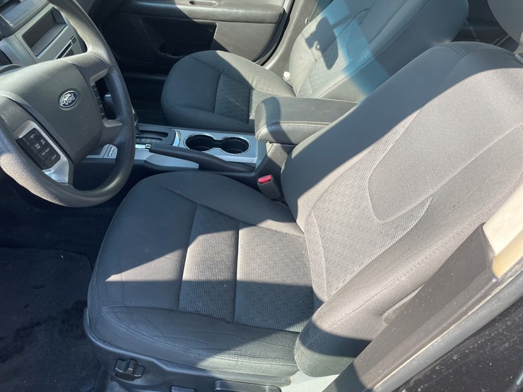 #2028-•-2010-ford-fusion-se-sedan-(with-wi-title)-image-17