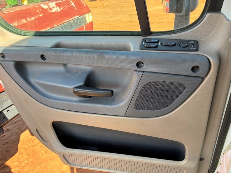 #t8415-•-freightliner-truck-image-17