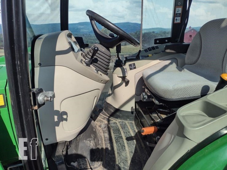 2017-john-deere-4052r-image-13