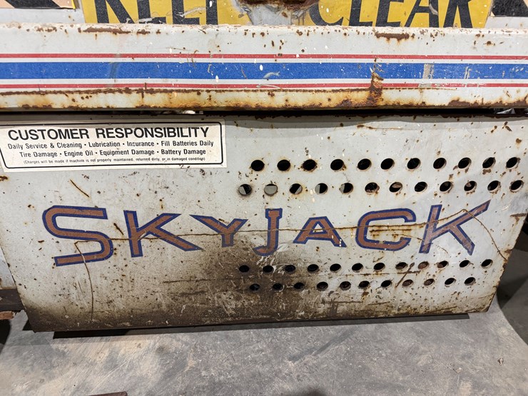 #1044-•-skyjack-lift-image-1