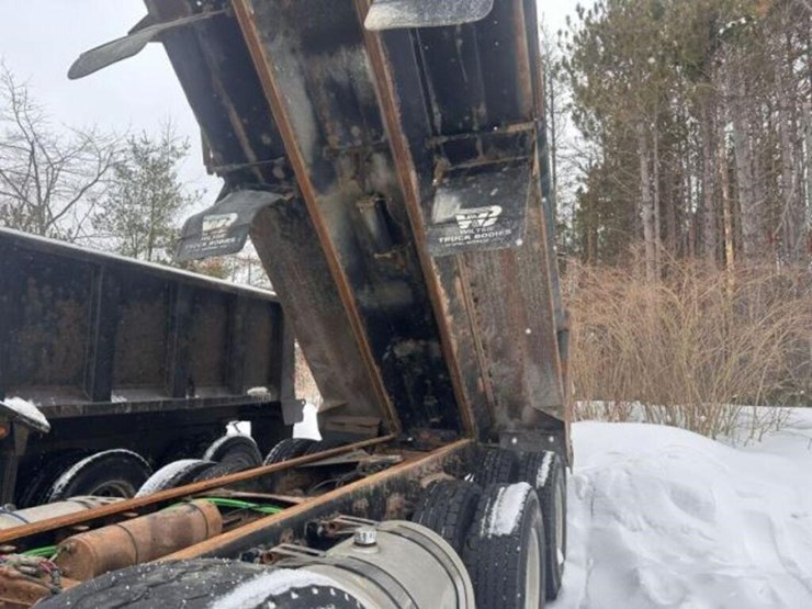 2018-freightliner-114sd-image-5