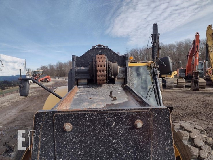 2019-caterpillar-tl1055d-image-16