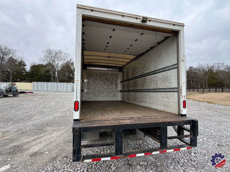 2019-isuzu-npr-image-28