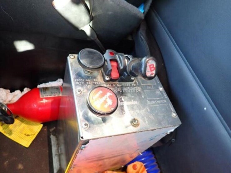 2016-peterbilt-567-image-31