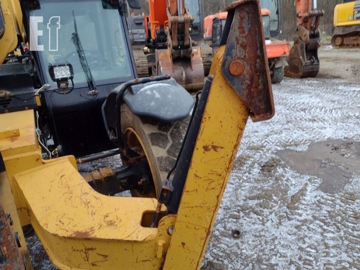 2015-caterpillar-tl1055c-image-17