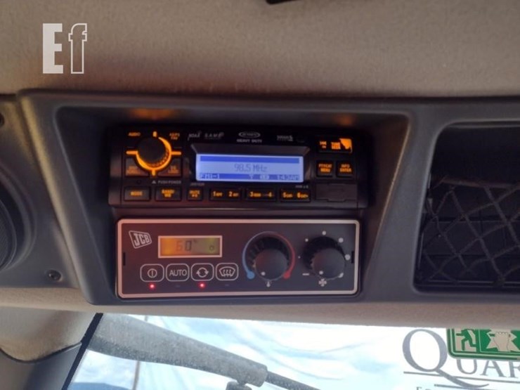 jcb-fastrac-8250-image-11