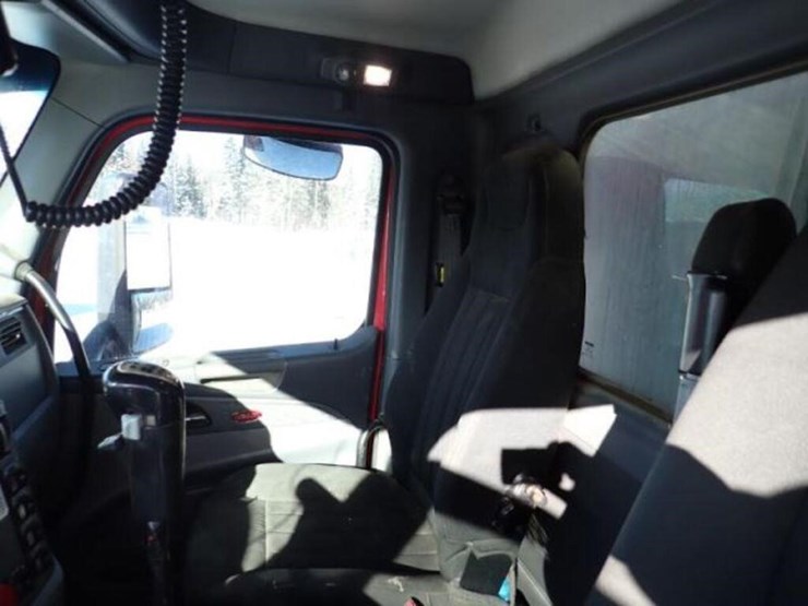 2016-peterbilt-567-image-32