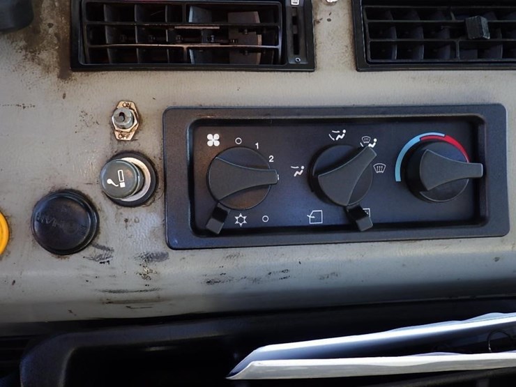 1999-freightliner-fl112-image-33