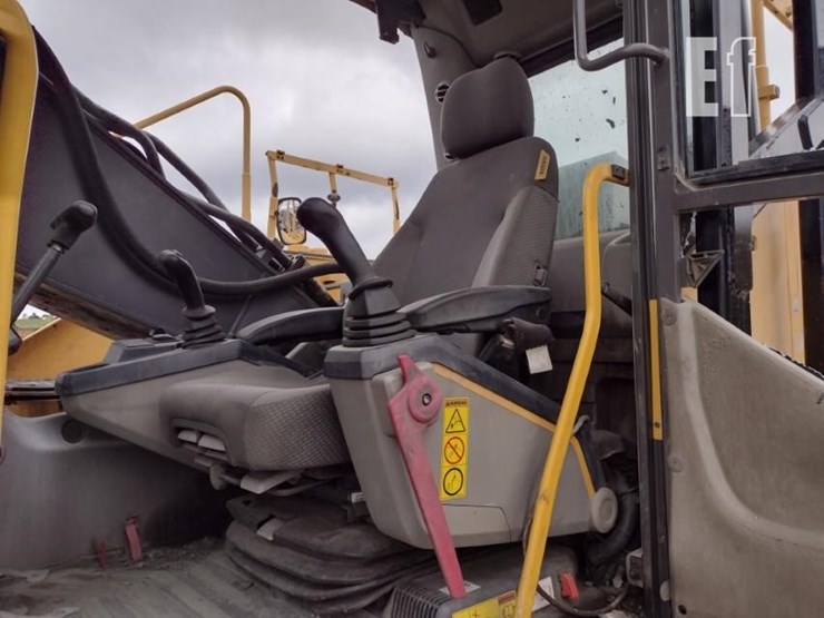 2015-volvo-ec220e-lr-image-18