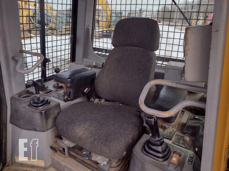 2005-caterpillar-d4g-xl-image-17