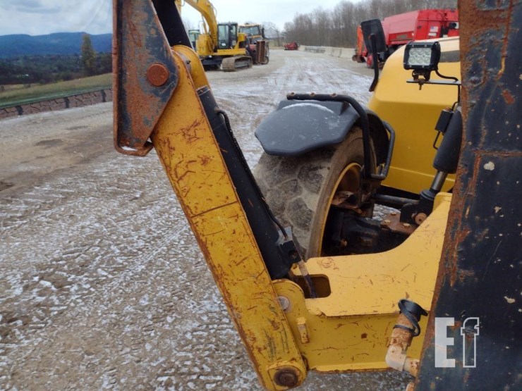 2015-caterpillar-tl1055c-image-18