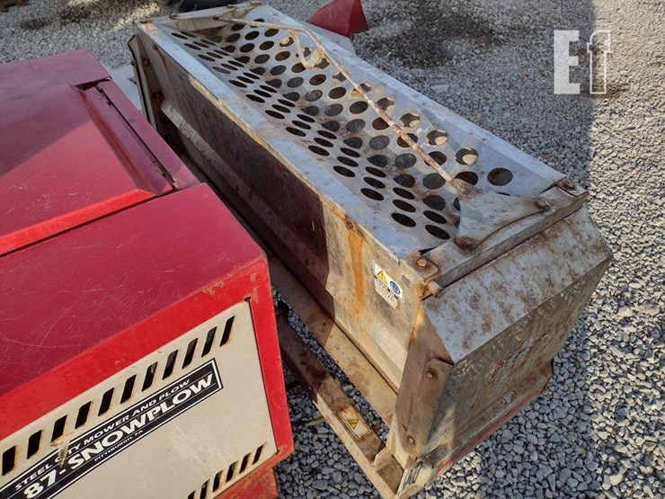 ventrac-3400l-lawn-mower-w/blade-&-broom-image-31