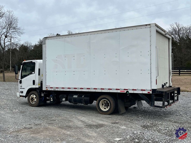 2019-isuzu-npr-image-3