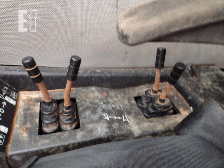 2015-caterpillar-tl1055c-image-10