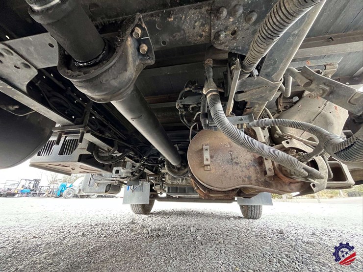 2019-isuzu-npr-image-36