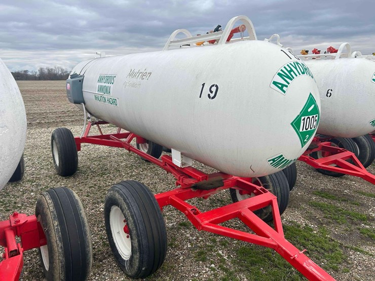 1000-gal.-nh3-tank-on-gear-#19 sells-offsite-image-1