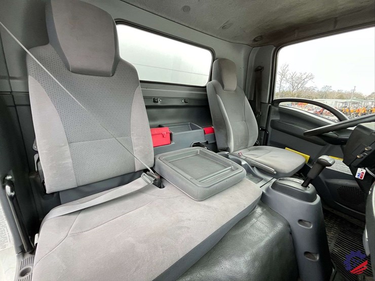 2019-isuzu-npr-image-57