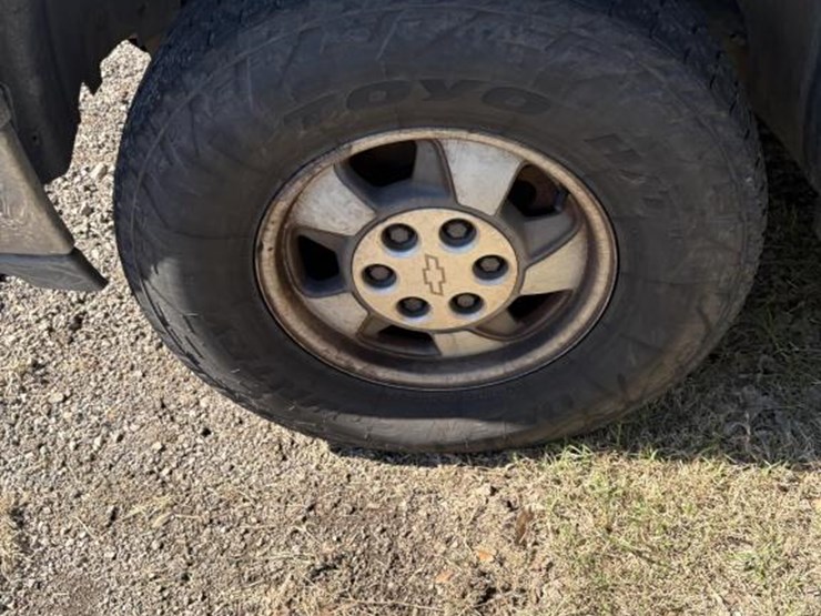 2002-chevrolet-suburban-image-8