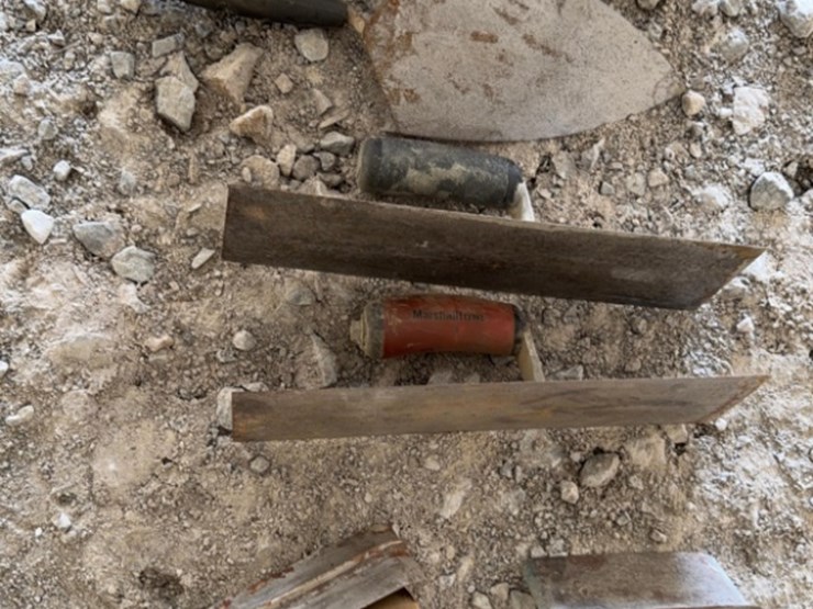 hand-trowels-and-edger-image-1