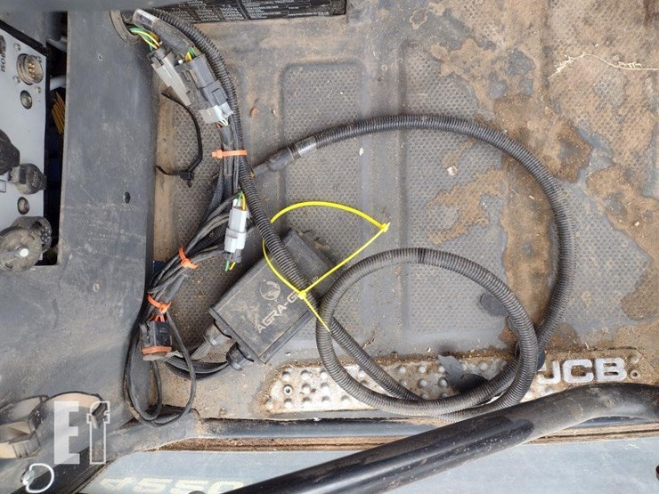 jcb-fastrac-4220-image-13