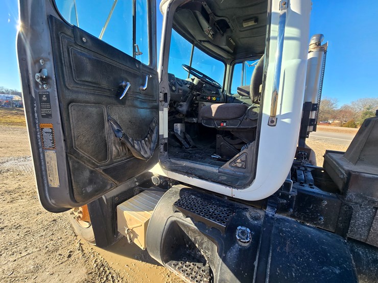 1999-mack-rd690s-image-70