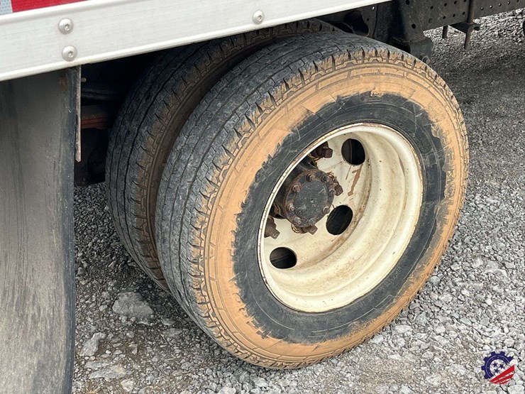 2019-isuzu-npr-image-9